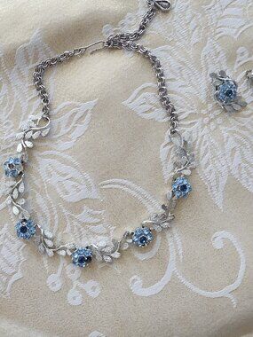 Pretty Vintage silver flower w/ blue stone necklace and clip on earrings - bag 5